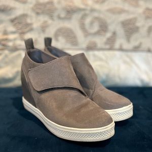 Grey wedge sneaker